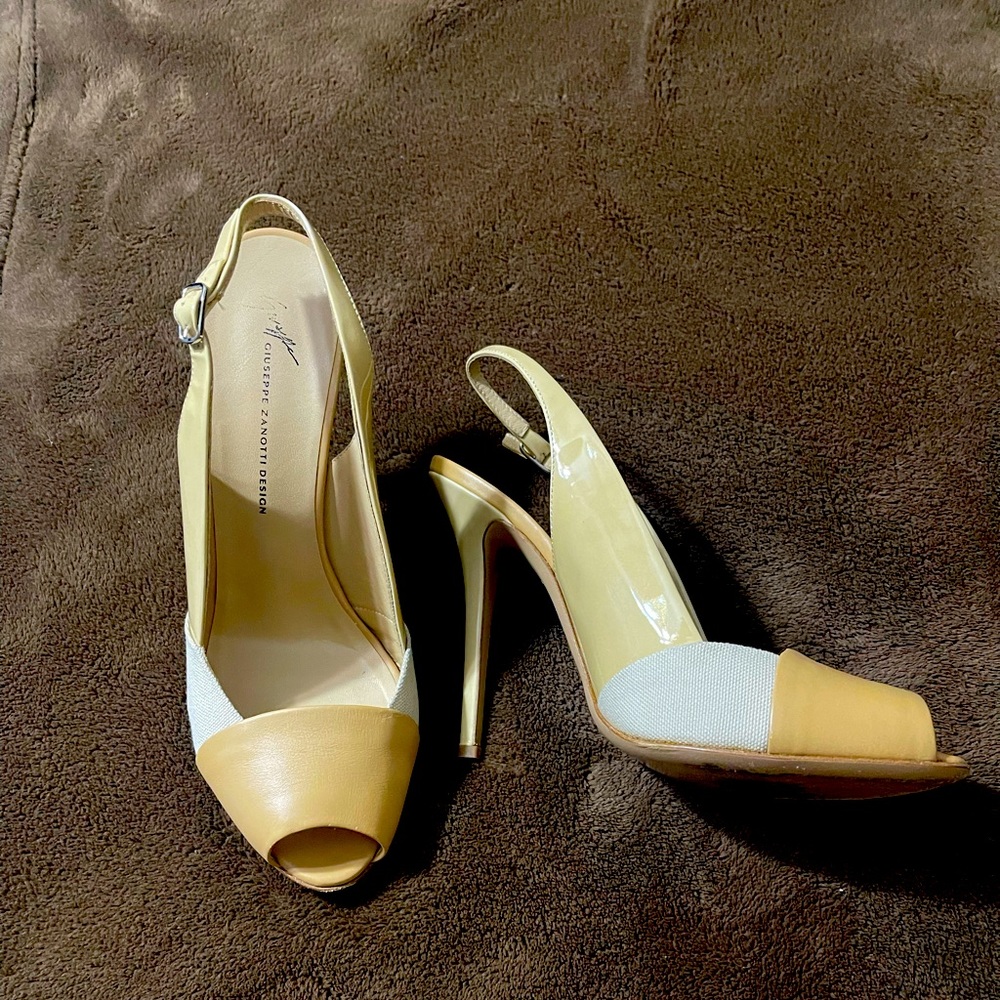 Giuseppe Zanotti Khalifa Crema Open-toe, Slingback with clasp.